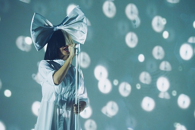 「【FRF &#039;19】シーア、マーティン・ギャリックスらが豪雨の中、圧倒的なステージを披露」1枚目/10