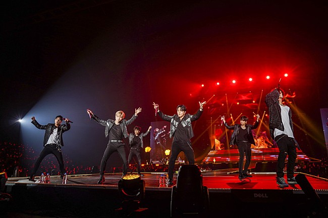 「iKON、新たなステージでファンを沸かせたツアー初日公演」1枚目/7