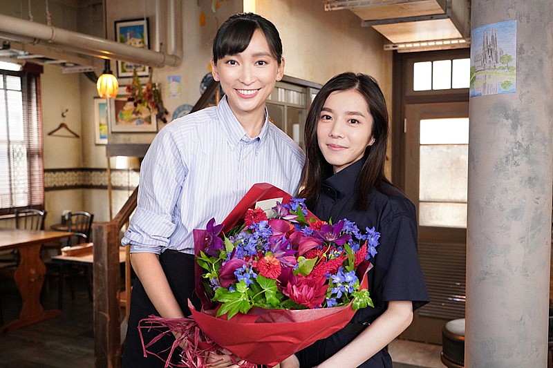 milet「杏さんにも会えて嬉しい」、ドラマ『偽装不倫』撮影現場へ陣中見舞い