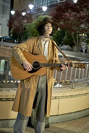 「『アイネクライネナハトムジーク』音楽担当の斉藤和義にソックリな「斉藤さん」場面写真が公開」