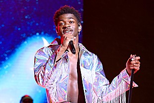 「リル・ナズ・X、『7』EP収録曲メドレーを一人オーケストラで披露する少年に注目」