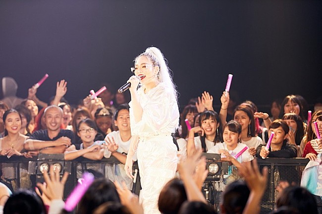 「ちゃんみな、360度ステージの超至近距離フリーライブが大盛況」1枚目/5