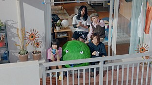「ヤバイTシャツ屋さん、スーモの部屋で「スーモマーチ」全力パフォーマンス＆ムツゴロウさんと対面」