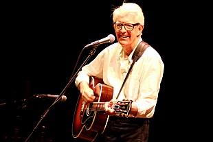 「＜ライブレポート＞陽炎揺れるアスファルトの熱気を癒すレイド・バック・ミュージック ニック・ロウが奏でる人懐こいメロディと言葉に、くつろぎを満喫するヒートアイランドの夜」