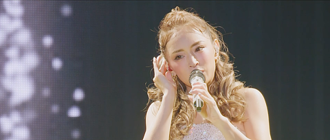 「浜崎あゆみ、白ミニドレスで繊細に歌う「walking proud」ライブダイジェスト公開」1枚目/4