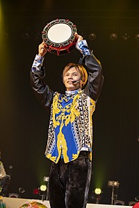 台風で機材届かぬも決行、超特急ツアー最終の沖縄公演レポート