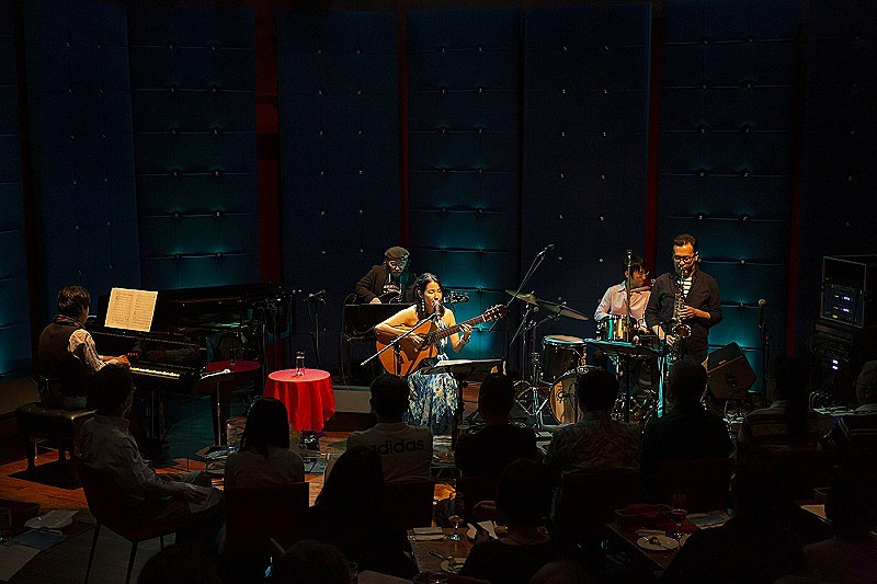 「＜ライブレポート＞Karen ボサノヴァの名曲で包む上質な夜～Bossa Nova Elegante～」1枚目/3