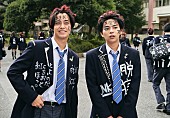 「佐藤勝利（Sexy Zone）＆ 高橋海人（King &amp;amp; Prince）、ペイント制服と奇抜ヘアーのびっくりショット初解禁」1枚目/1