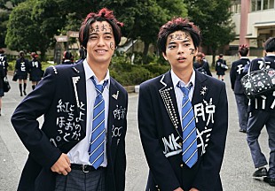 「佐藤勝利（Sexy Zone）＆ 高橋海人（King &amp; Prince）、ペイント制服と奇抜ヘアーのびっくりショット初解禁」