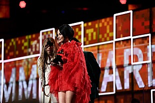 「ケイシー・マスグレイヴス、31歳の誕生日にシェールの「ビリーヴ」をノリノリで歌う」