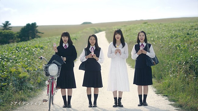 「吉岡聖恵、いきものがかり「アイデンティティ」をいろいろな人と一緒に歌う」1枚目/2