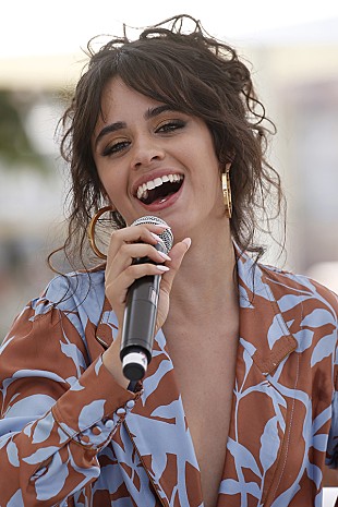 「カミラ・カベロ、最新プロジェクト“ロマンス”のティーザーを公開」