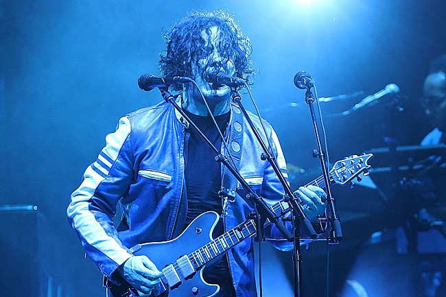 「ジャック・ホワイト、ライブ前の楽屋でジェイ・Zの「99プロブレムス」に合わせギターを弾く」1枚目/1