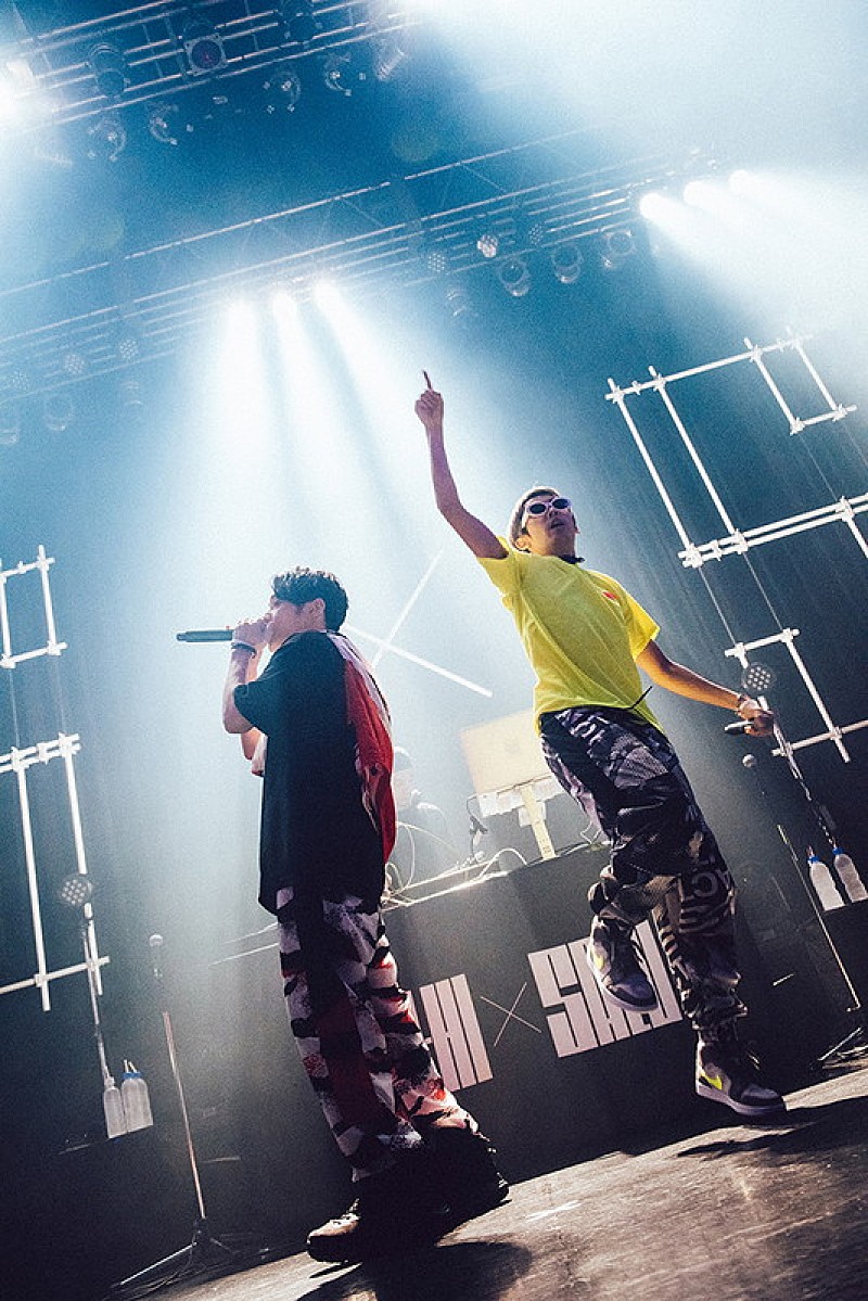 ＳＫＹ－ＨＩ　×　ＳＡＬＵ「SKY-HI×SALU、ライブハウスツアー初日にオーディエンスを終始魅了」1枚目/7