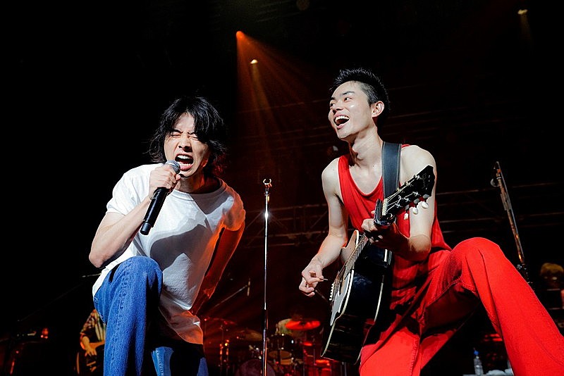 菅田将暉、ツアーファイナルで山崎賢人と「さよならエレジー」歌唱 