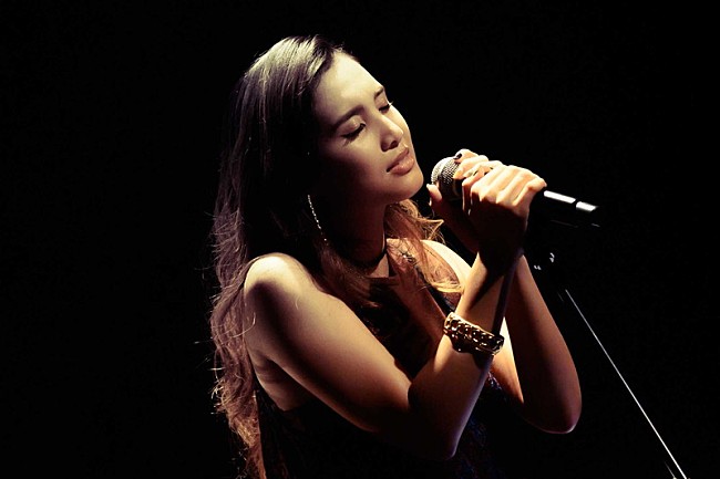 「Beverly、アコースティック編成ライブにLeola登場＆ニュー・アルバム発売を発表」1枚目/8