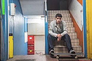 「アダム・ロムが新曲をリリース　来日滞在時のオフショット満載のMVも同時公開」