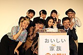 「松本穂香、ふくだももこ監督と熱い抱擁　ふくだ監督「これからも、穂香ちゃんと一緒に映画を撮っていられるように」」1枚目/1