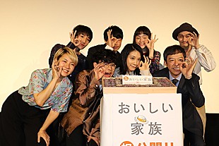「松本穂香、ふくだももこ監督と熱い抱擁　ふくだ監督「これからも、穂香ちゃんと一緒に映画を撮っていられるように」」