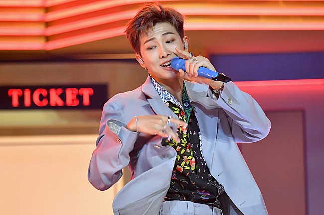 「BTSのRM、ろう学校に約900万円寄付「さまざまな方法で音楽を楽しめる手助けをしたい」」1枚目/1