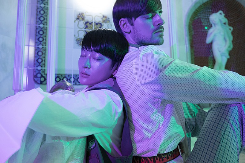 ライアン・ヘムズワース×コムアイ、コラボ曲「Tiny Tea Room」配信リリース