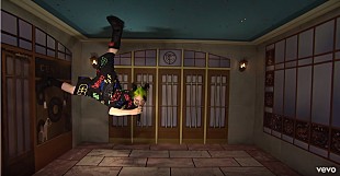 「ビリー・アイリッシュ、壁や天井を歩きながら「bad guy」パフォーマンス」