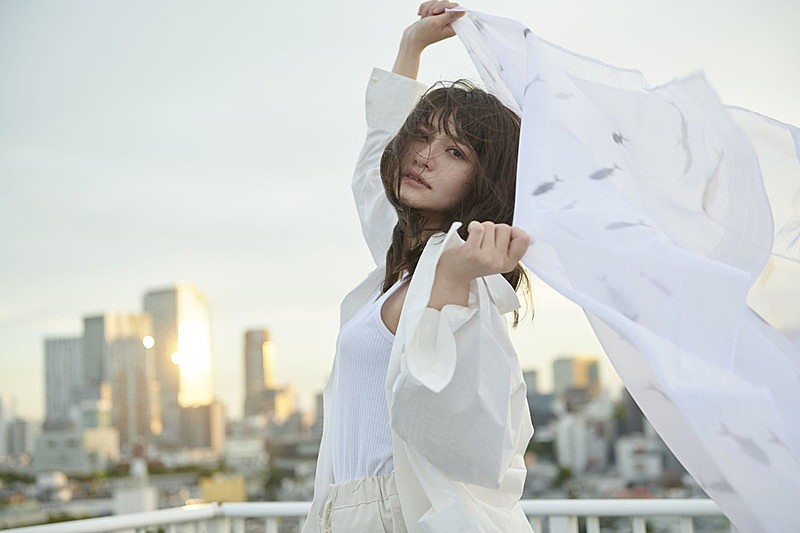 中島愛、新曲「水槽」＆「髪飾りの天使」MV同時公開