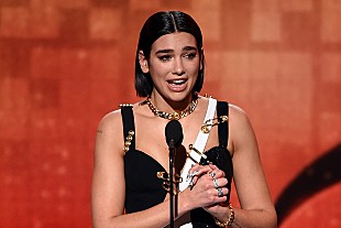 「デュア・リパ、髪をブロンドに染めて新作リリースへ準備「もうすぐ会いましょう」」