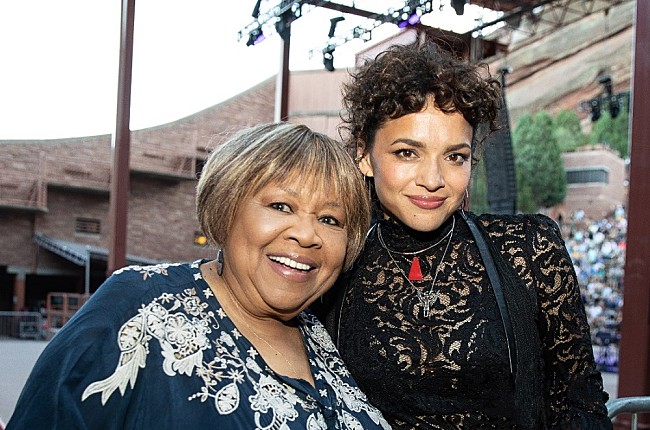 「ノラ・ジョーンズがメイヴィス・ステイプルズと新曲でコラボ」1枚目/2