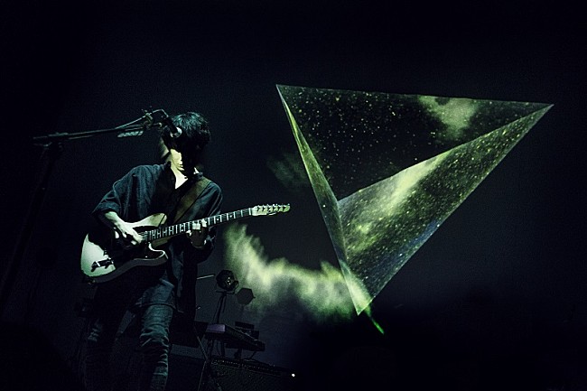 「TK from 凛として時雨、東名阪ツアーがスタート　osterreichも出演した東京公演のレポートが到着」1枚目/12