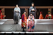 「クイーン『オペラ座の夜』を野田秀樹が舞台化　新作「Q」：A Night At The Kabukiが開幕」1枚目/6