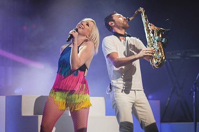 「カーリー・レイ・ジェプセン、多幸感溢れる最高にポップなステージでジャパン・ツアー幕開け」1枚目/5