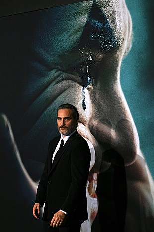 「映画『ジョーカー』でゲイリー・グリッターの楽曲使用が物議、児童ポルノなどで有罪の過去」