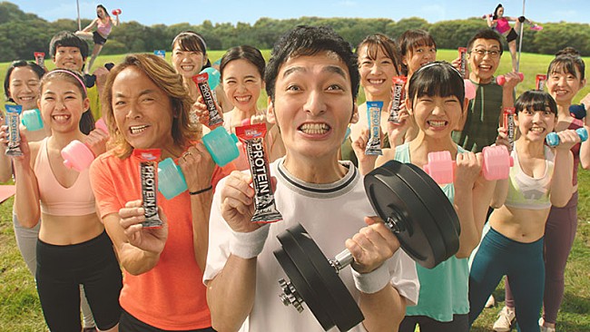 「草なぎ剛と北澤豪が「Wつよし」結成、「1本満足バー」新テレビCM」1枚目/5