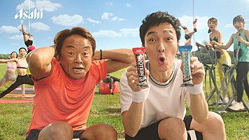 草なぎ剛と北澤豪が「Wつよし」結成、「1本満足バー」新テレビCM