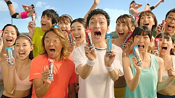 草なぎ剛と北澤豪が Wつよし 結成 1本満足バー 新テレビcm Daily News Billboard Japan
