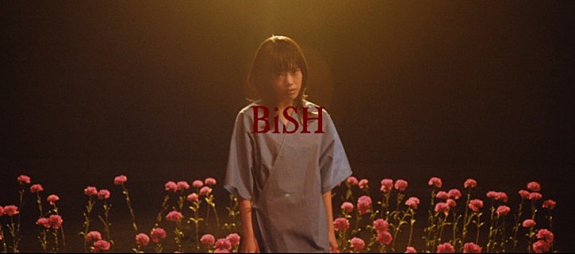 「BiSH、アイナ作曲＆モモコ作詞「リズム」MV＆緑のカップ麺を食べる新ビジュアル公開」1枚目/10