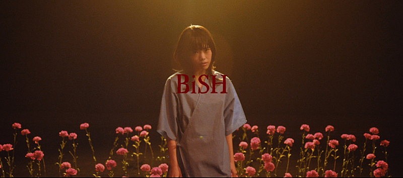 BiSH、アイナ作曲＆モモコ作詞「リズム」MV＆緑のカップ麺を食べる新ビジュアル公開