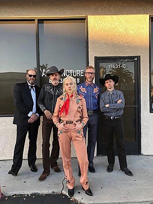 「ザ・ナショナルのマット＆フィービー・ブリジャーズ、コラボ曲「Walking On A String」のMVを公開」