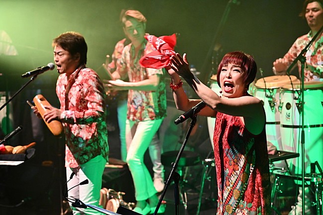 「祝35周年！　世界グレードのサルセーロ＝オルケスタ・デ・ラ・ルス　 弾ける音粒とクラーヴェに身体の芯まで痺れる、ハッピーで官能的な秋のウイークエンド・ナイト」1枚目/9