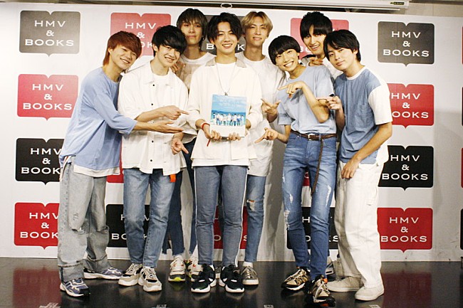 「SUPER★DRAGON、南国から帰ってきたばかりのような衣装でファン1,500人の前に登場」1枚目/5