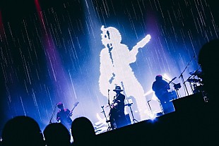 「amazarashi、菅田将暉への提供楽曲セルフカバーも披露したツアーファイナルを映像作品化」