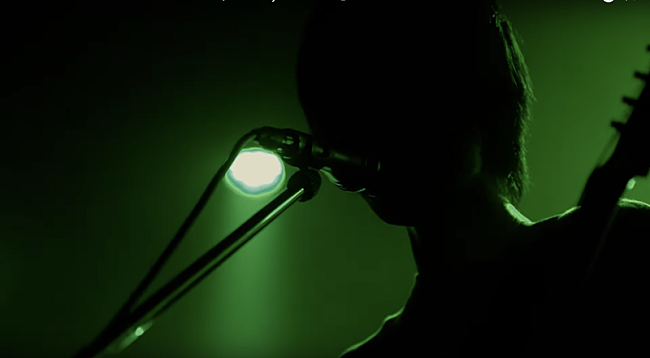 「OGRE YOU ASSHOLE、享楽的な人力グルーヴが発揮された「さわれないのに」ライブ映像」1枚目/3