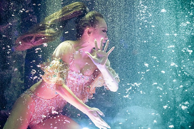 「倖田來未、花魁姿での練り歩き＆水中からの登場＆宙吊りアクロバットなどでファンの度肝抜く」1枚目/6