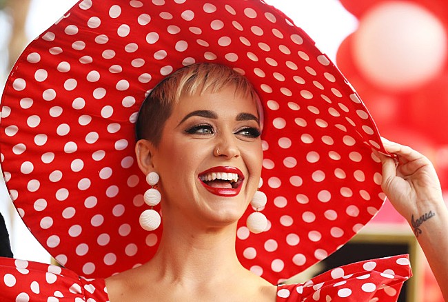 「35歳の誕生日を迎えたケイティ・ペリー、ビーチで撮影されたゴージャスな写真を投稿」1枚目/1