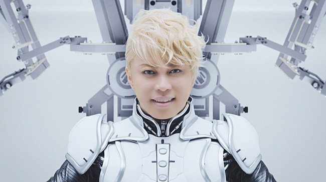 「西川貴教×人体機能拡張ロボットが合体、美少女の濡れ髪をサラサラヘアーに」1枚目/29