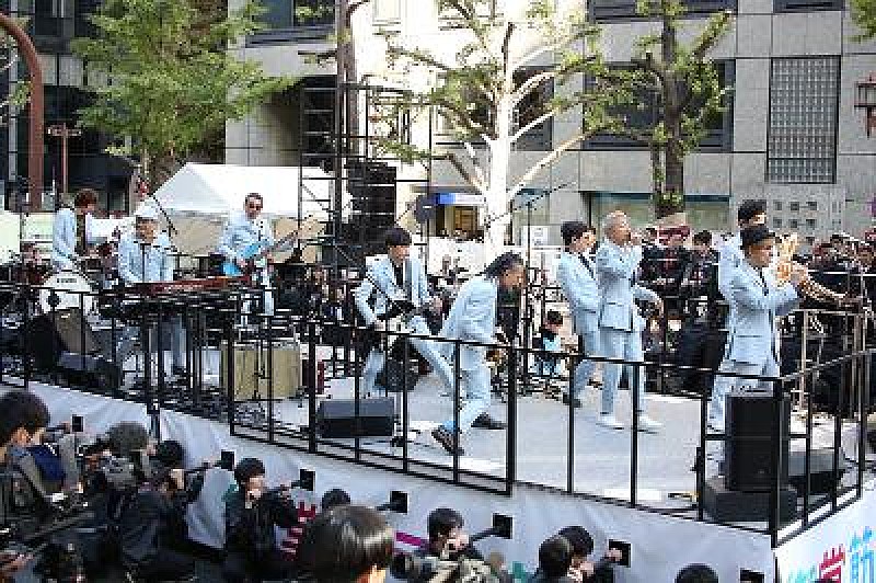 「スカパラ、大観衆の【御堂筋ランウェイ】で生パフォーマンス　」1枚目/5