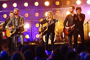 「シェリル・クロウ/ディエクス・ベントレーら、「ミー・アンド・ボビー・マギー」を披露」