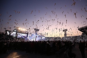 安全地帯、初の阪神甲子園球場ライブ開催 “玉置浩二、奇跡の甲子園