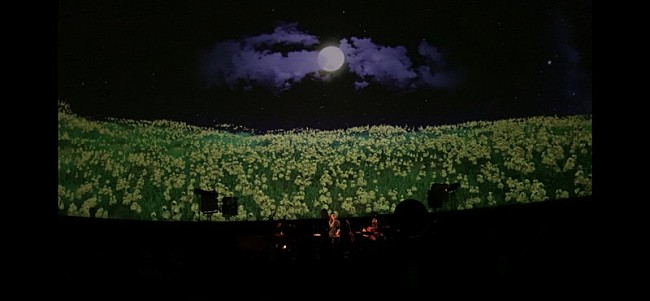 「Do As Infinity、プラネタリウムの星々の下でアコースティックライブ」1枚目/4